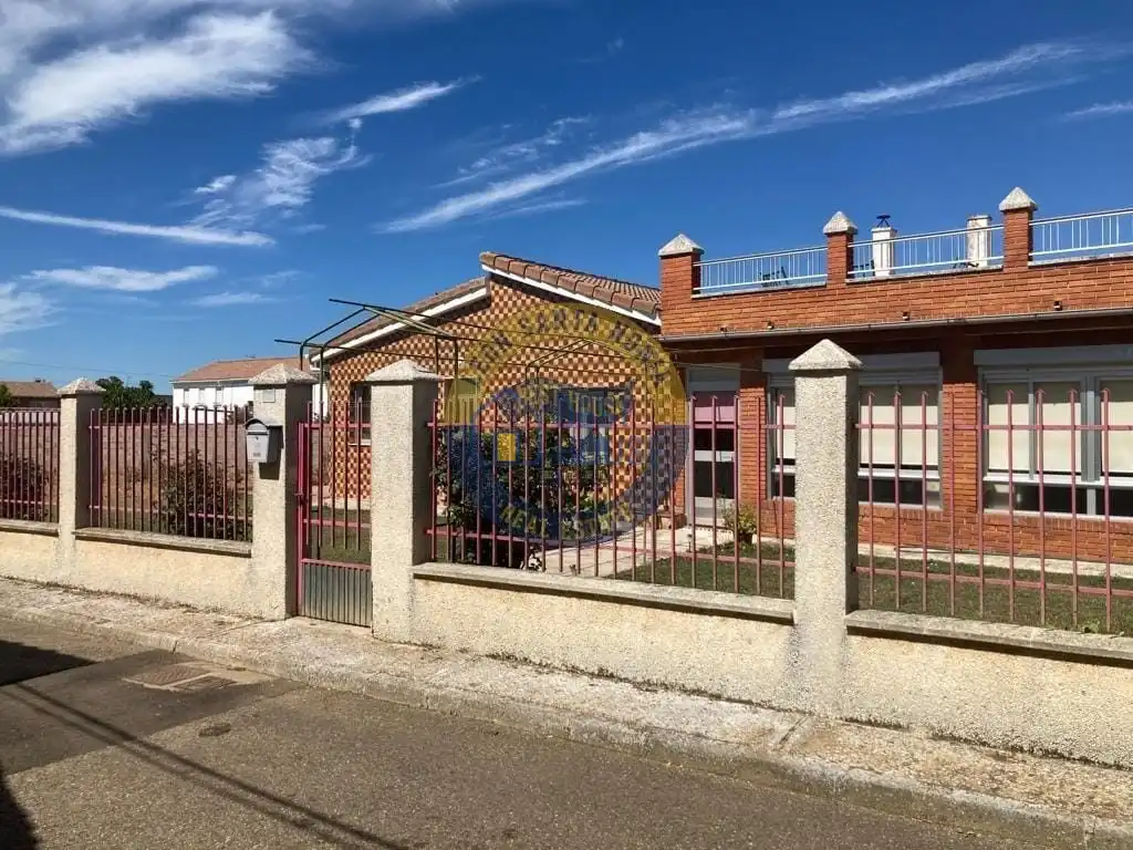 Exterior view of Houses for sale in Villanueva de las Manzanas, León