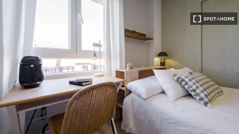 Bedroom of Flat for rent in Madrid  with Air Conditioner, Heating and Furnished