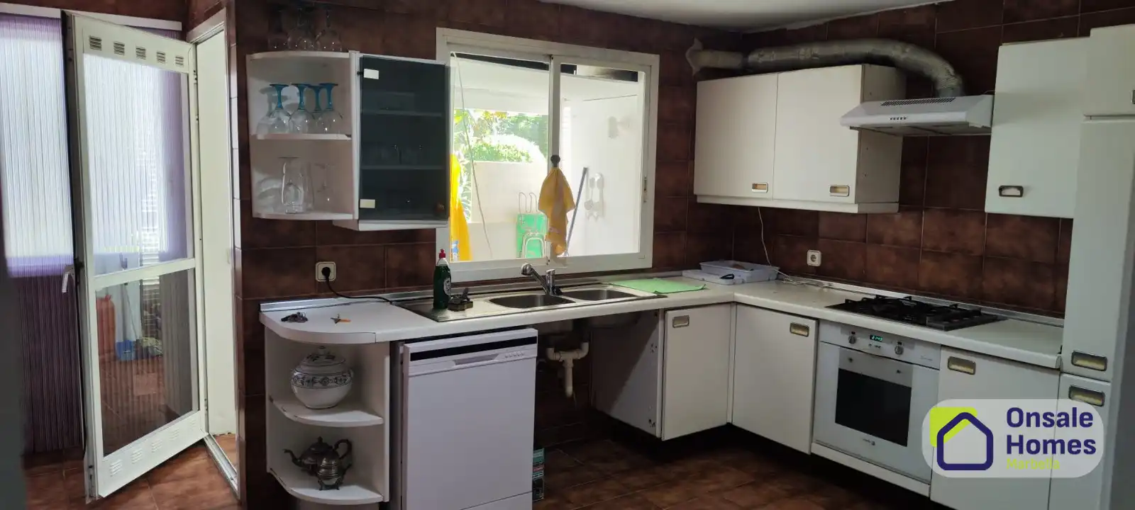 Cocina de Apartamento en venta en Marbella con Terraza, Trastero y Piscina comunitaria