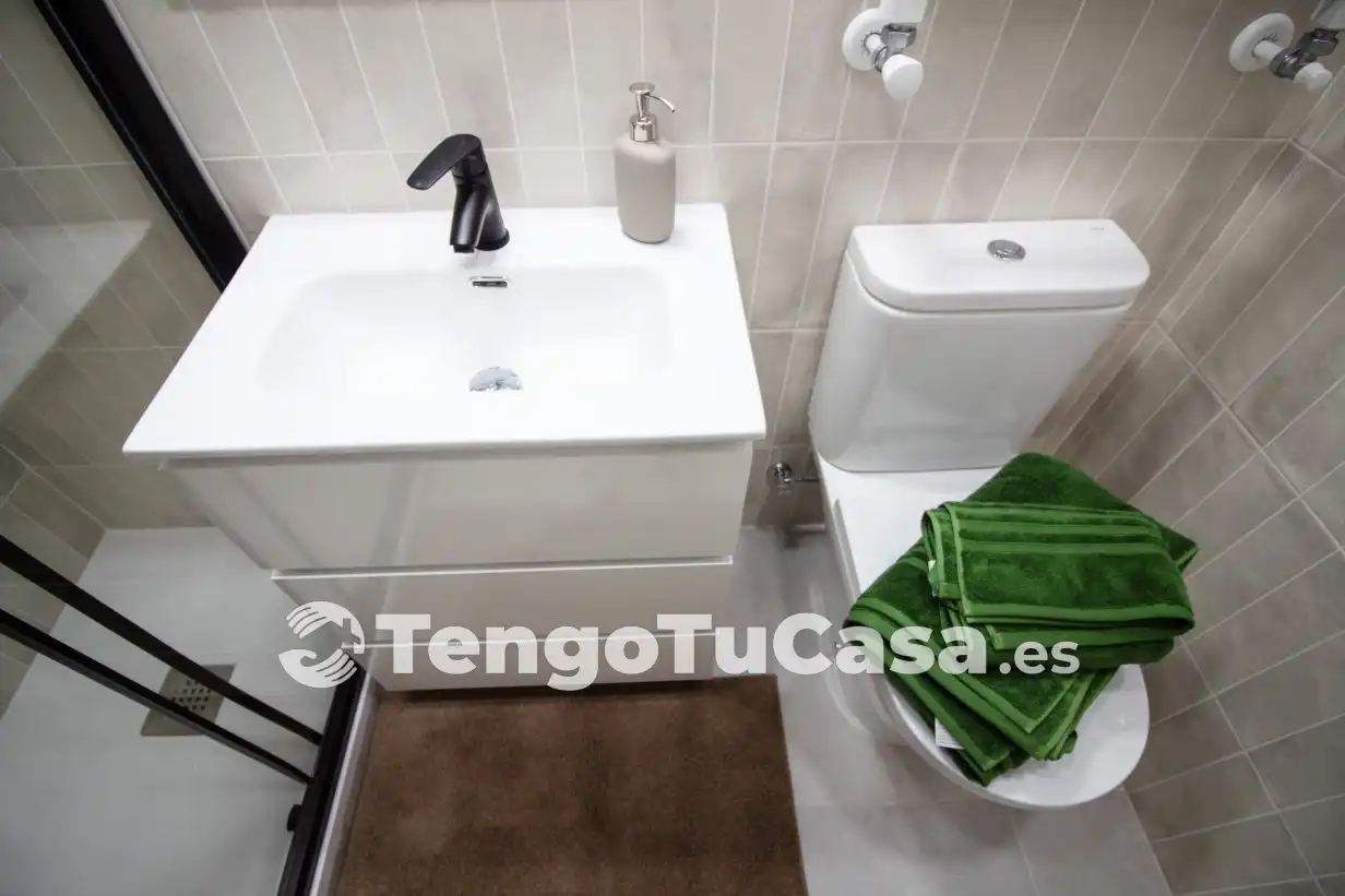 Bathroom of Flat for sale in Madrid  with Air Conditioner, Heating and Parquet flooring
