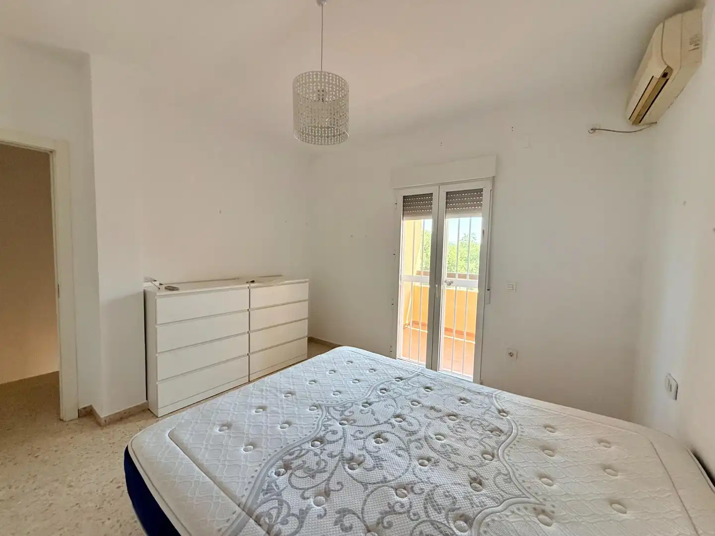 Dormitori de Casa adosada en venda en Morón de la Frontera amb Aire condicionat, Terrassa i Traster