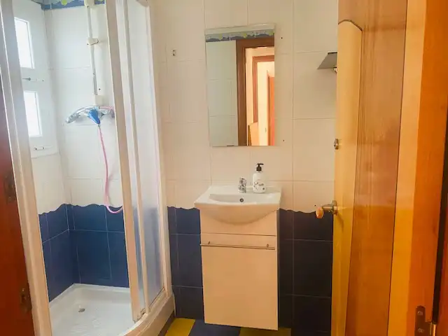 Badezimmer von Dachboden zum Verkauf in Santa Coloma de Gramenet mit Parkett und Ofen