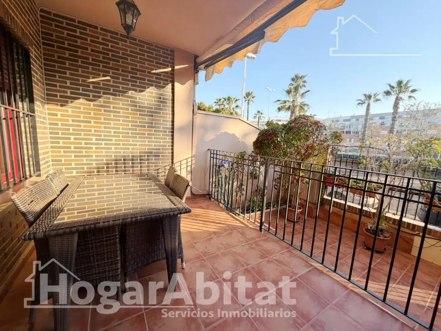Vista exterior de Casa adosada en venda en Sagunto / Sagunt amb Aire condicionat, Jardí privat i Terrassa