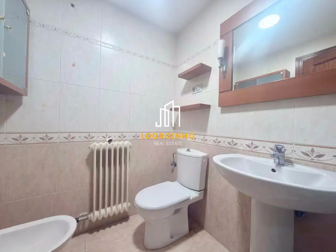 Baño de Piso en venta en  Logroño con Calefacción, Trastero y Balcón