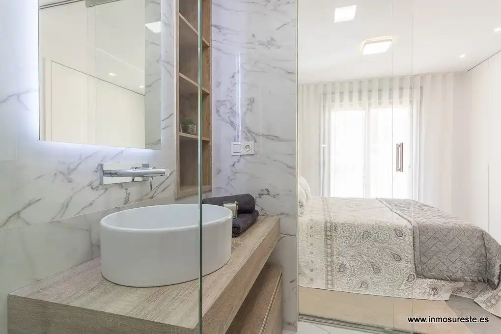 Bany de Apartament en venda en Torrevieja amb Jardí privat, Terrassa i Piscina comunitària