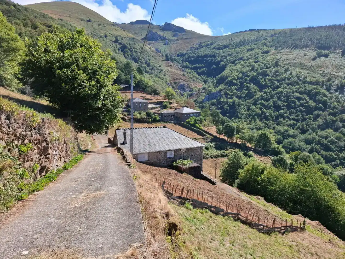 Vista exterior de Finca rústica en venda en Illano amb Moblat