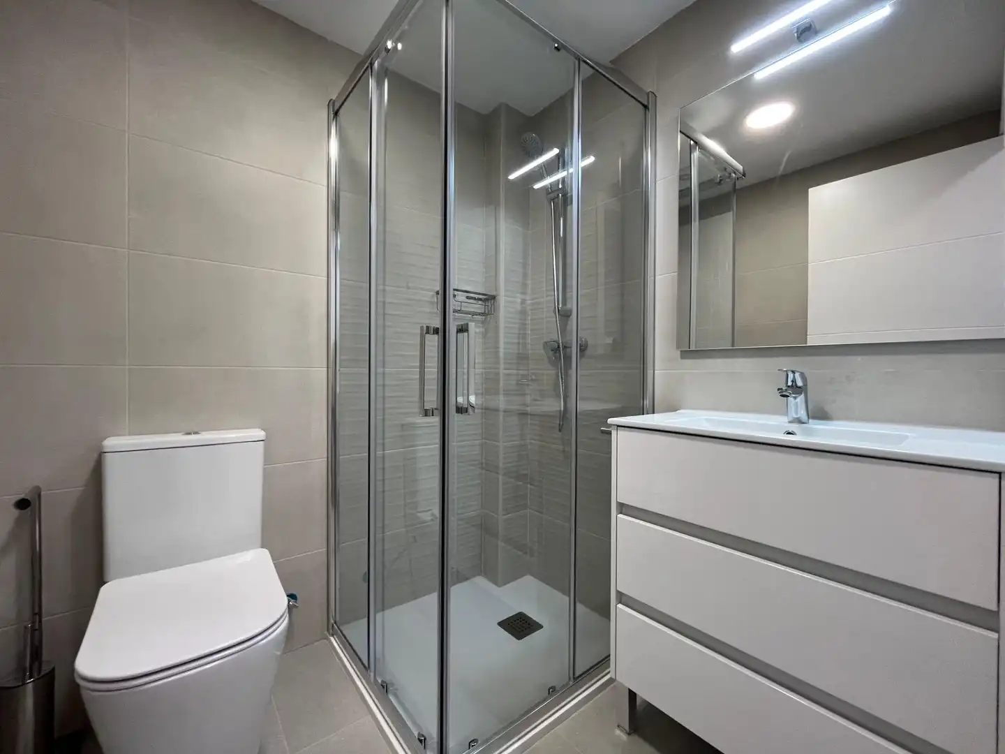 Bathroom of Flat for share in Madrid  with Air Conditioner, Heating and Furnished