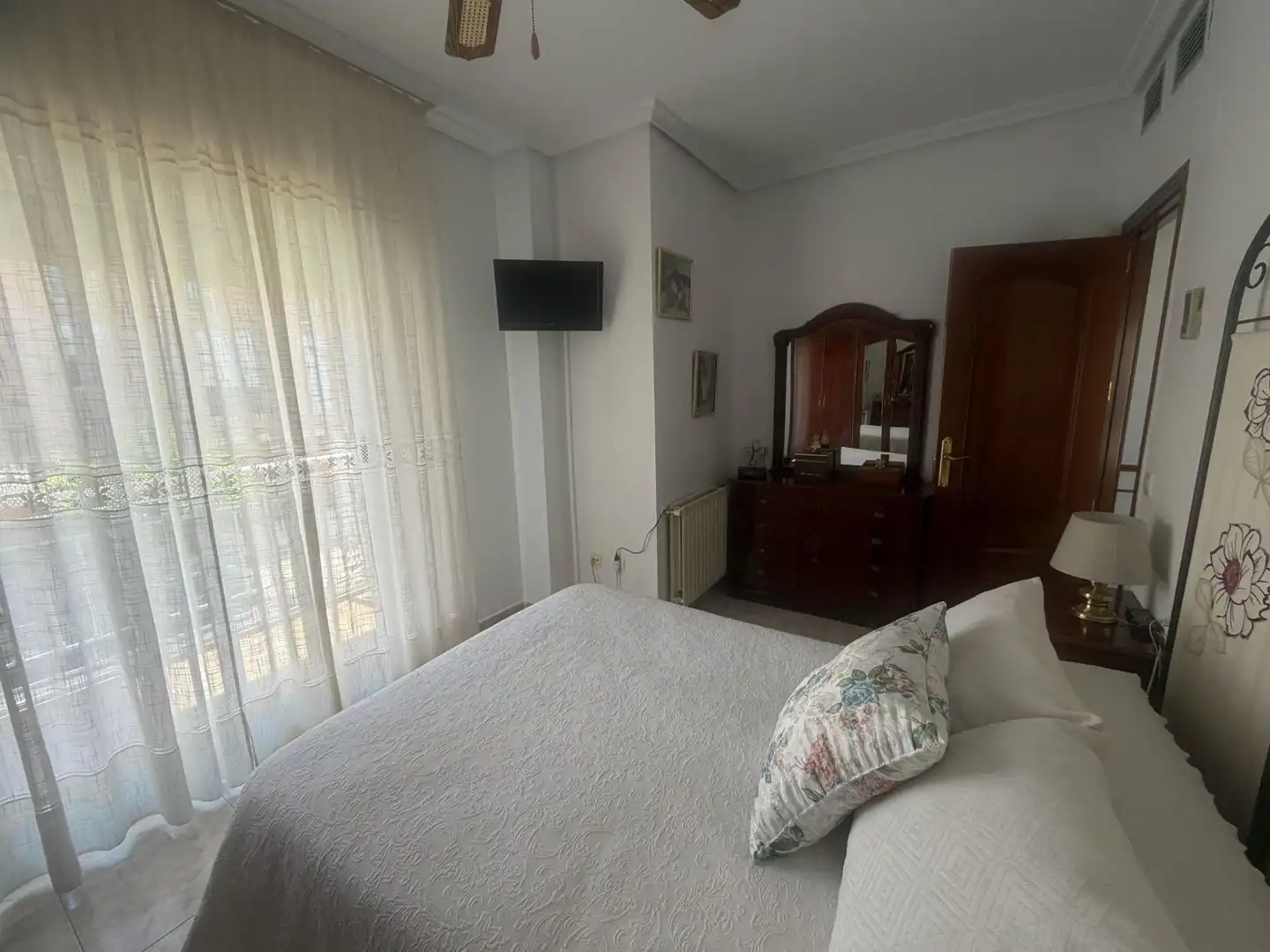 Habitación de Casa adosada en venta en Cáceres con Terraza, Trastero y Amueblado