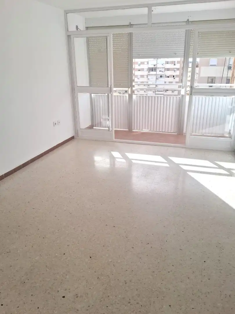 Wohnung zur Miete in Sevilla mit Klimaanlage, Terrasse und Waschmaschine