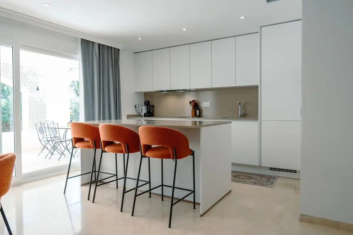 Cocina de Planta baja de alquiler en Estepona con Aire acondicionado, Terraza y Piscina comunitaria
