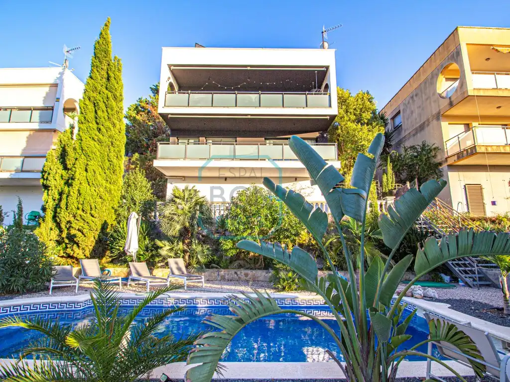 Vista exterior de Casa o xalet en venda en Calafell amb Aire condicionat, Piscina i Balcó
