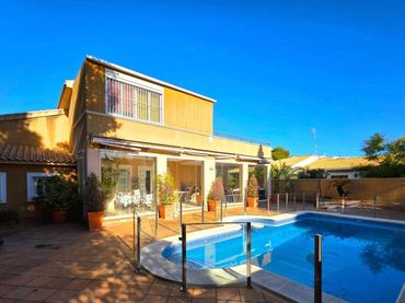 Chalet con piscina en venta en Orihuela Costa