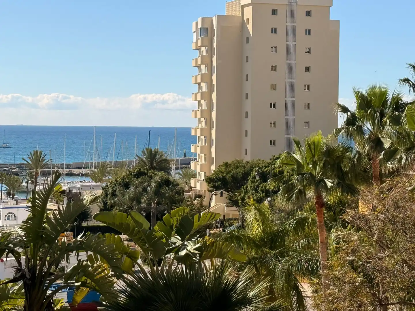 Vista exterior de Apartament en venda en Estepona amb Aire condicionat, Terrassa i Piscina