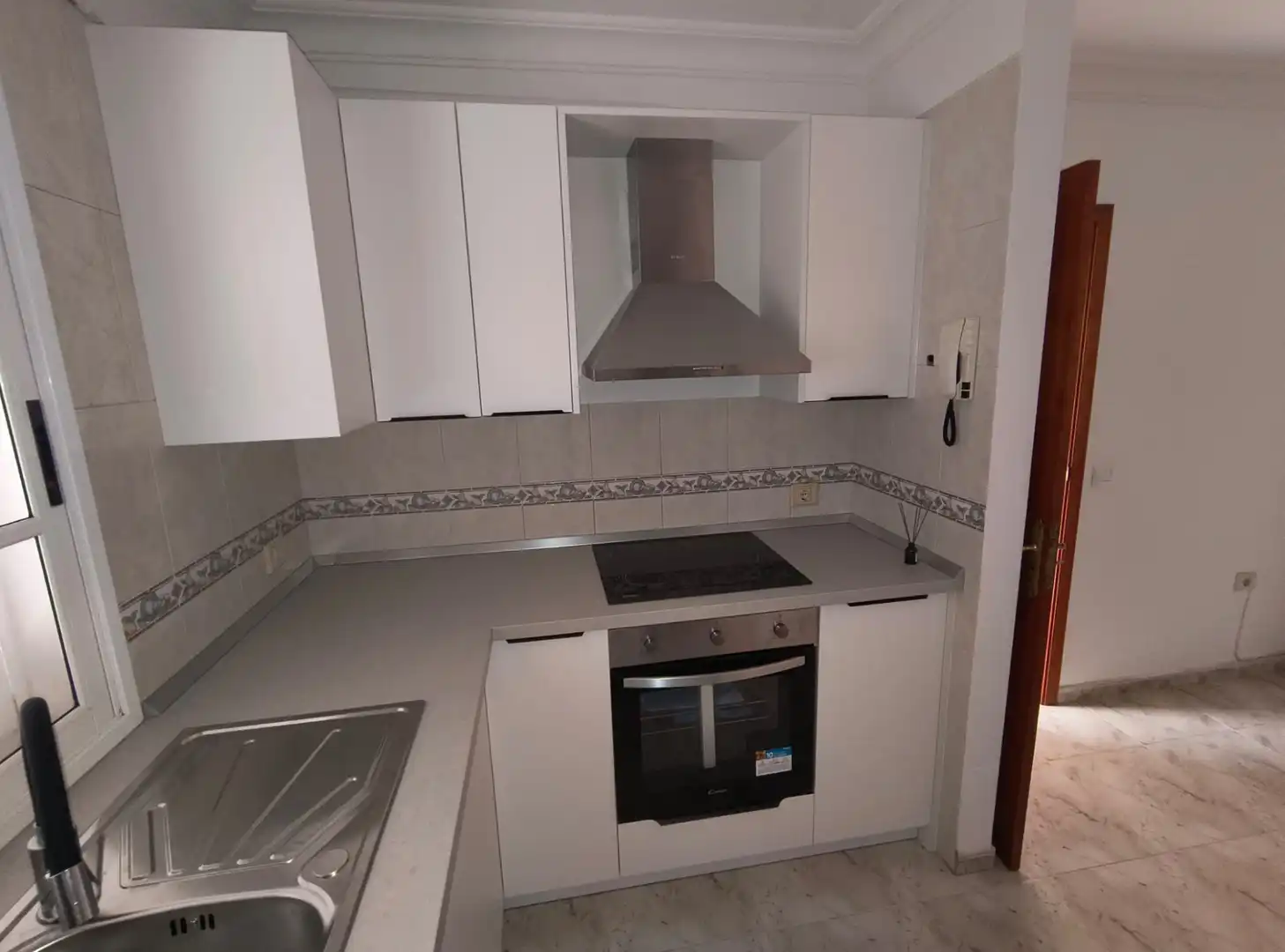 Küche von Einfamilien-Reihenhaus zum Verkauf in Puerto de la Cruz mit Abstellraum, Ofen und Balkon