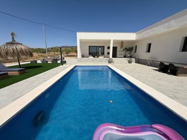 Villa avec piscine à vendre à El Pinós / Pinoso