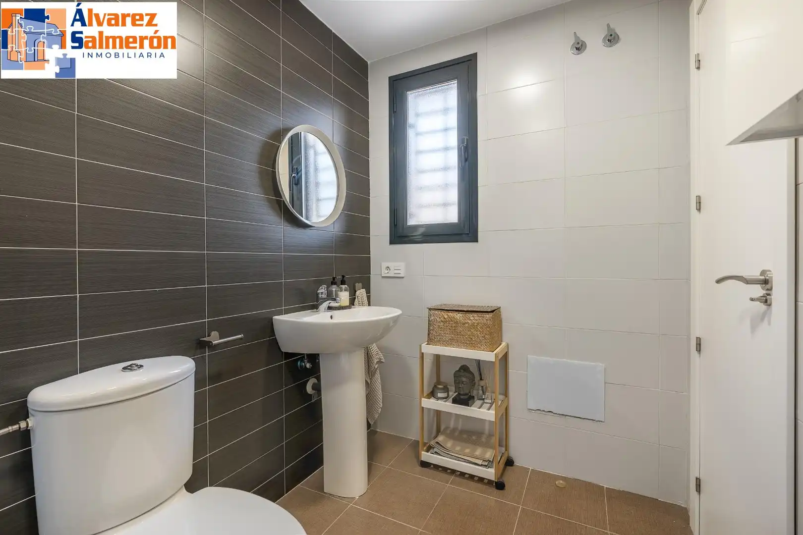 Badezimmer von Einfamilien-Reihenhaus zum Verkauf in Granada mit Privatgarten und Balkon