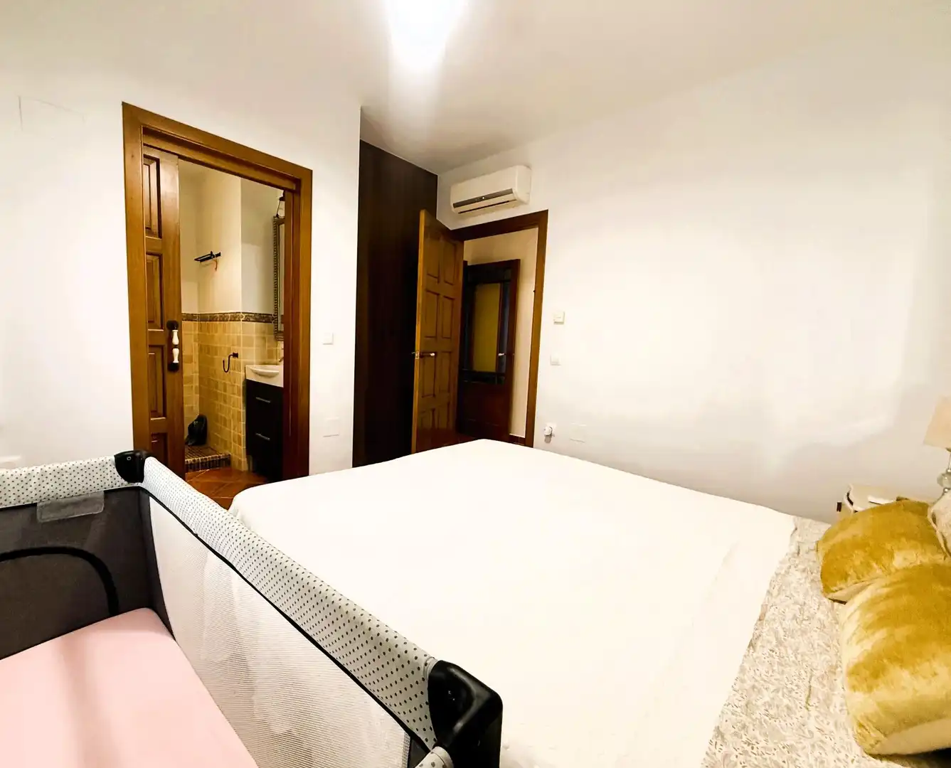 Dormitori de Casa o xalet en venda en La Rinconada amb Aire condicionat, Jardí privat i Piscina