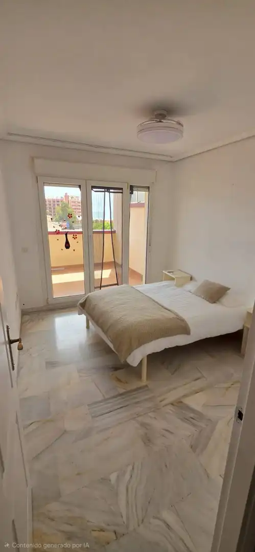 Dormitori de Apartament de lloguer en Benalmádena amb Terrassa i Piscina comunitària