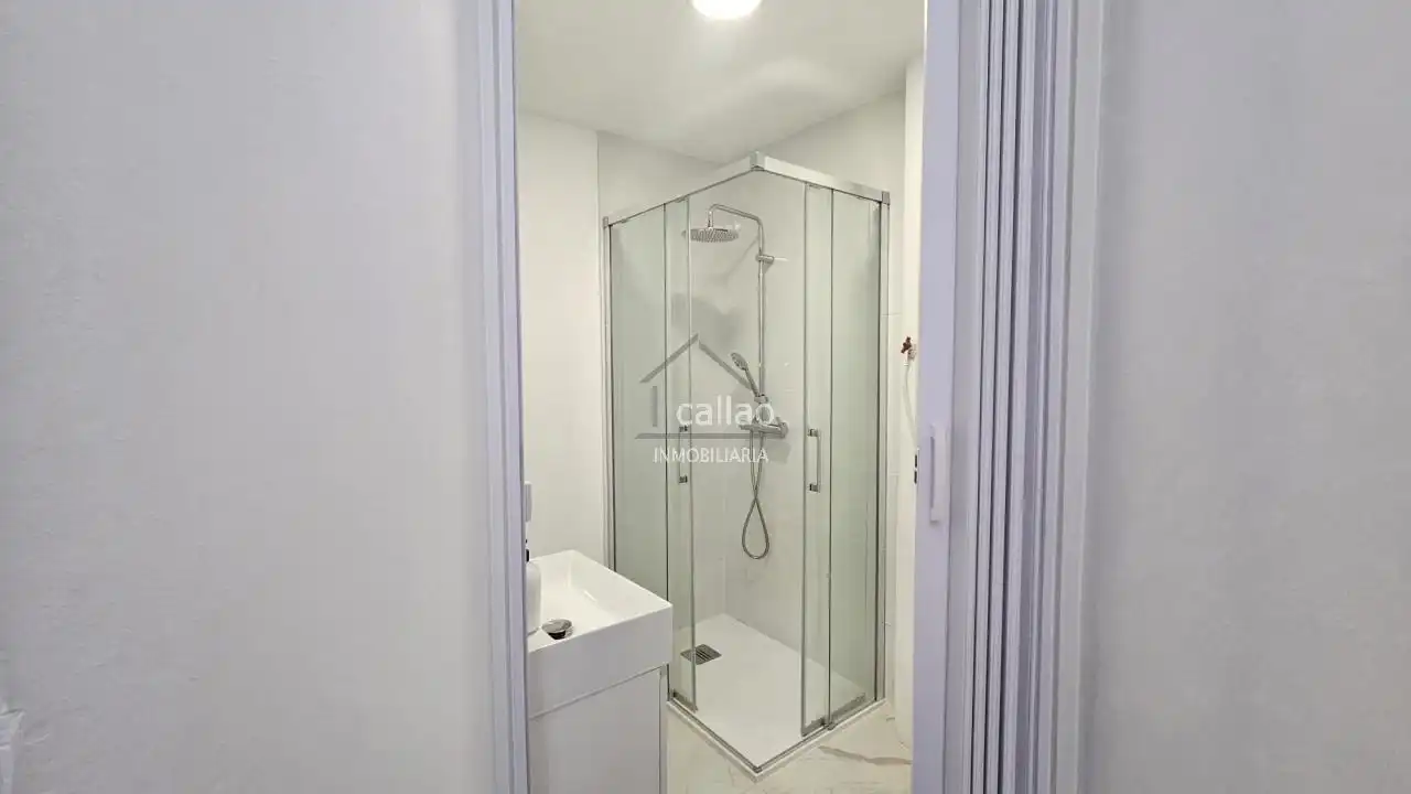 Bathroom of Flat for share in Ferrol  with Heating and Furnished