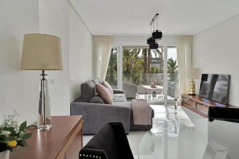 Wohnzimmer von Wohnungen zur Miete in Marbella mit Klimaanlage, Heizung und Privatgarten