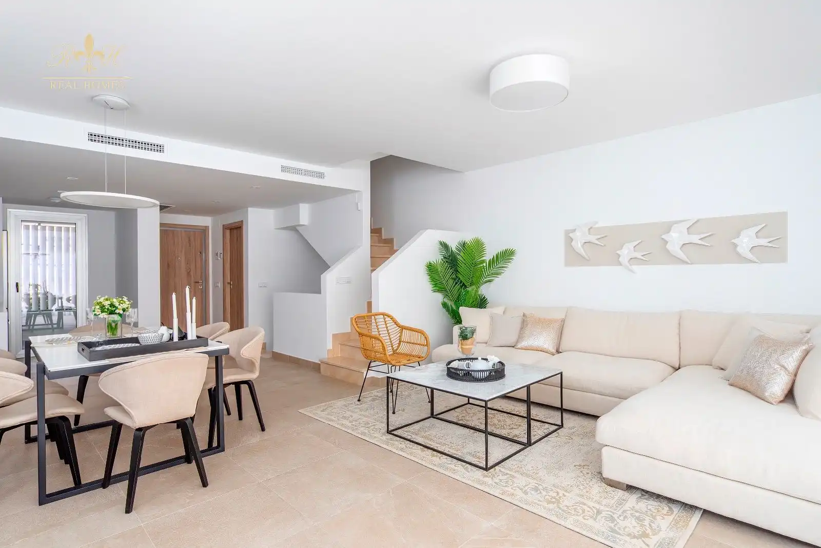 Sala d'estar de Casa adosada en venda en Estepona amb Aire condicionat, Terrassa i Piscina