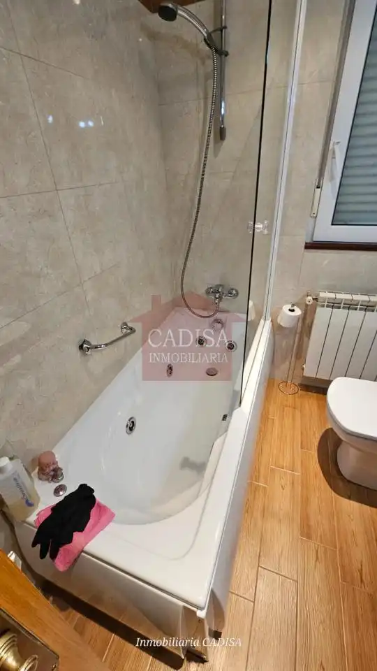 Bathroom of Flat for rent in Salamanca  with Air Conditioner, Heating and Furnished