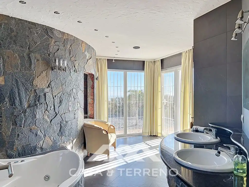 Bany de Casa o xalet en venda en Algarrobo amb Jardí privat, Terrassa i Piscina