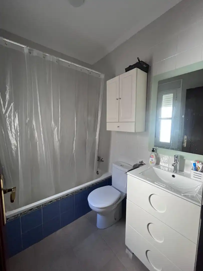 Badezimmer von Einfamilien-Reihenhaus zum Verkauf in Mairena del Alcor