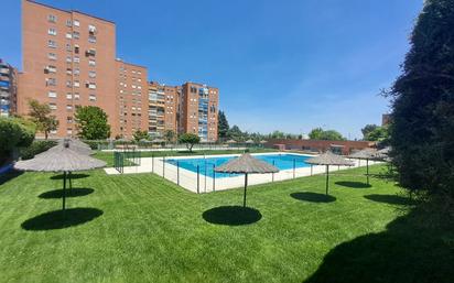 Swimming pool of Flat for sale in Alcorcón