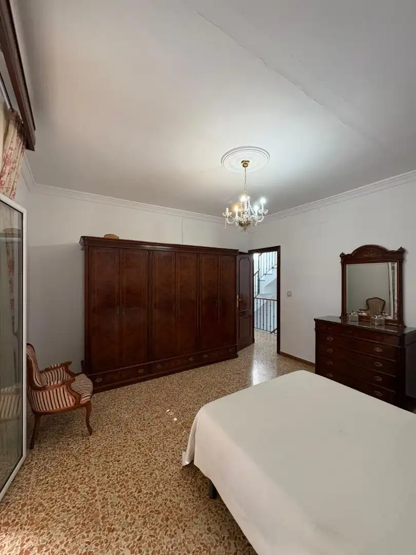 Dormitori de Casa adosada de lloguer en Carmona amb Aire condicionat, Terrassa i Moblat