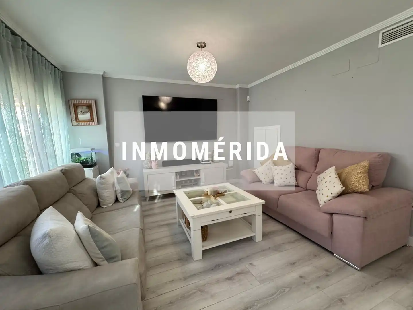 Sala de estar de Casa adosada en venta en Mérida con Aire acondicionado, Calefacción y Jardín privado