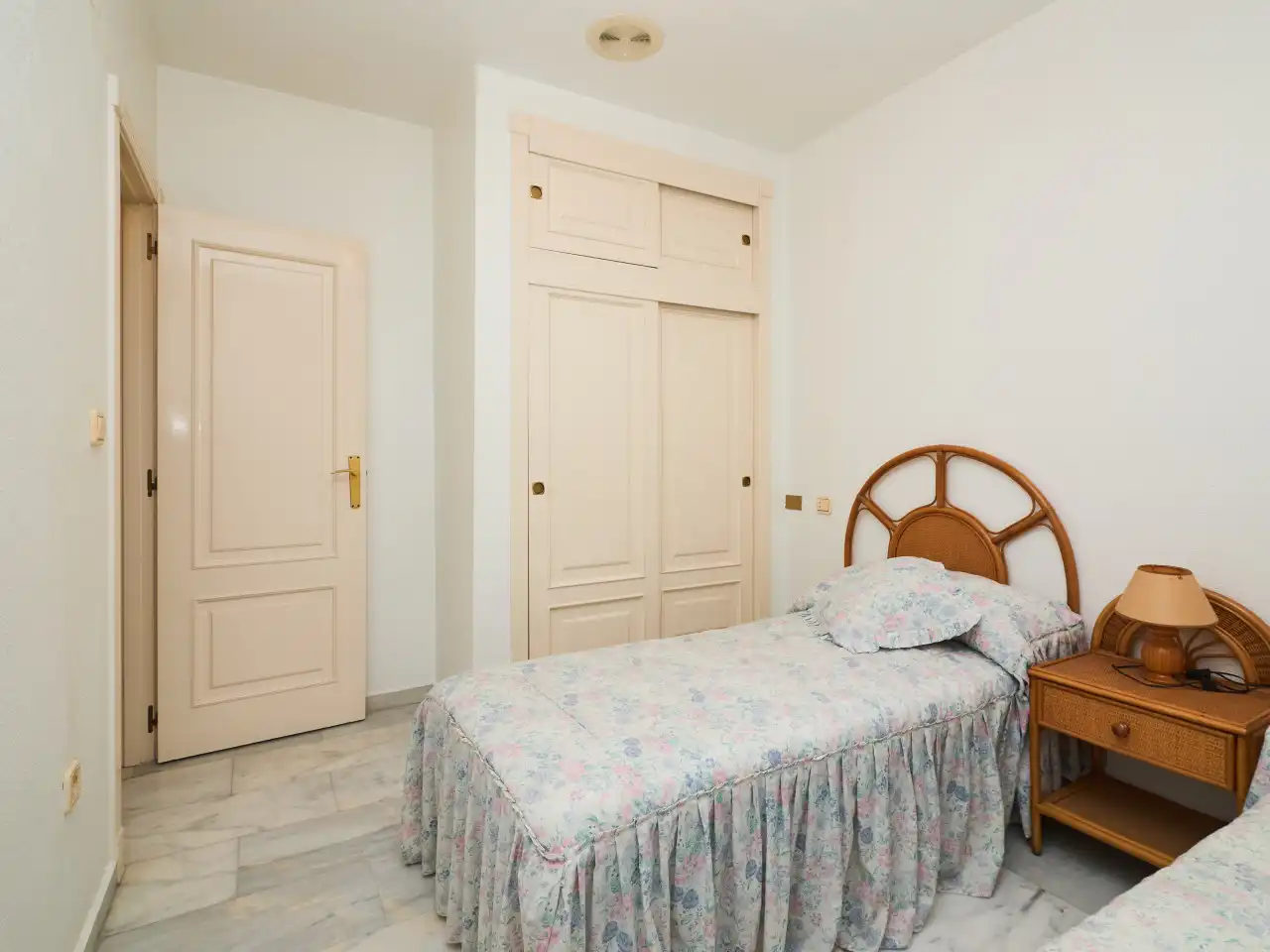 Habitación de Apartamento en venta en Torrevieja con Aire acondicionado, Calefacción y Terraza