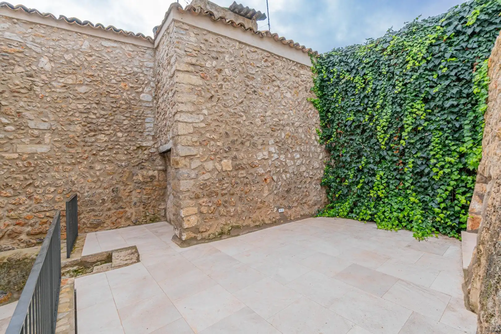 Terrasse von Einfamilien-Reihenhaus zum Verkauf in Mancor de la Vall mit Klimaanlage, Heizung und Terrasse