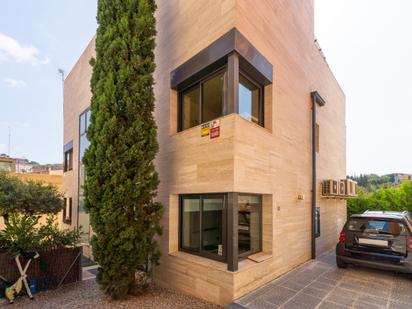 Exterior view of Single-family semi-detached for sale in  Barcelona Capital  with Air Conditioner and Terrace