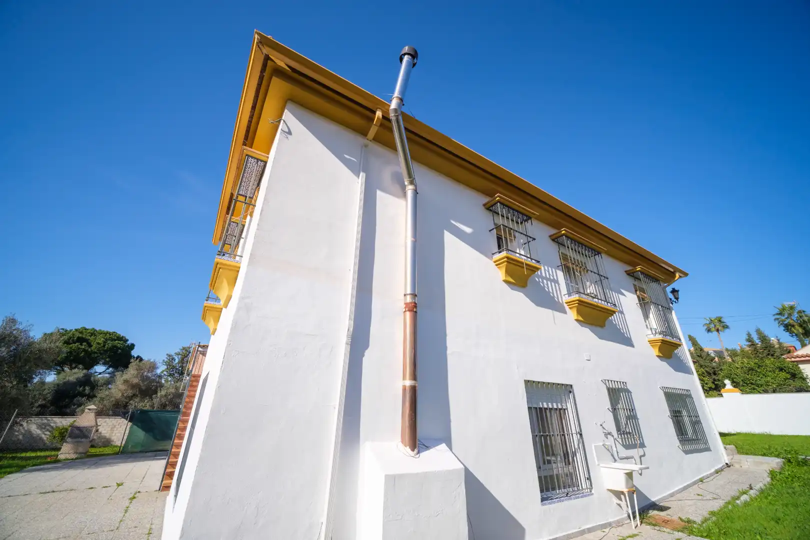 Vista exterior de Casa o xalet en venda en Montequinto amb Jardí privat, Terrassa i Moblat