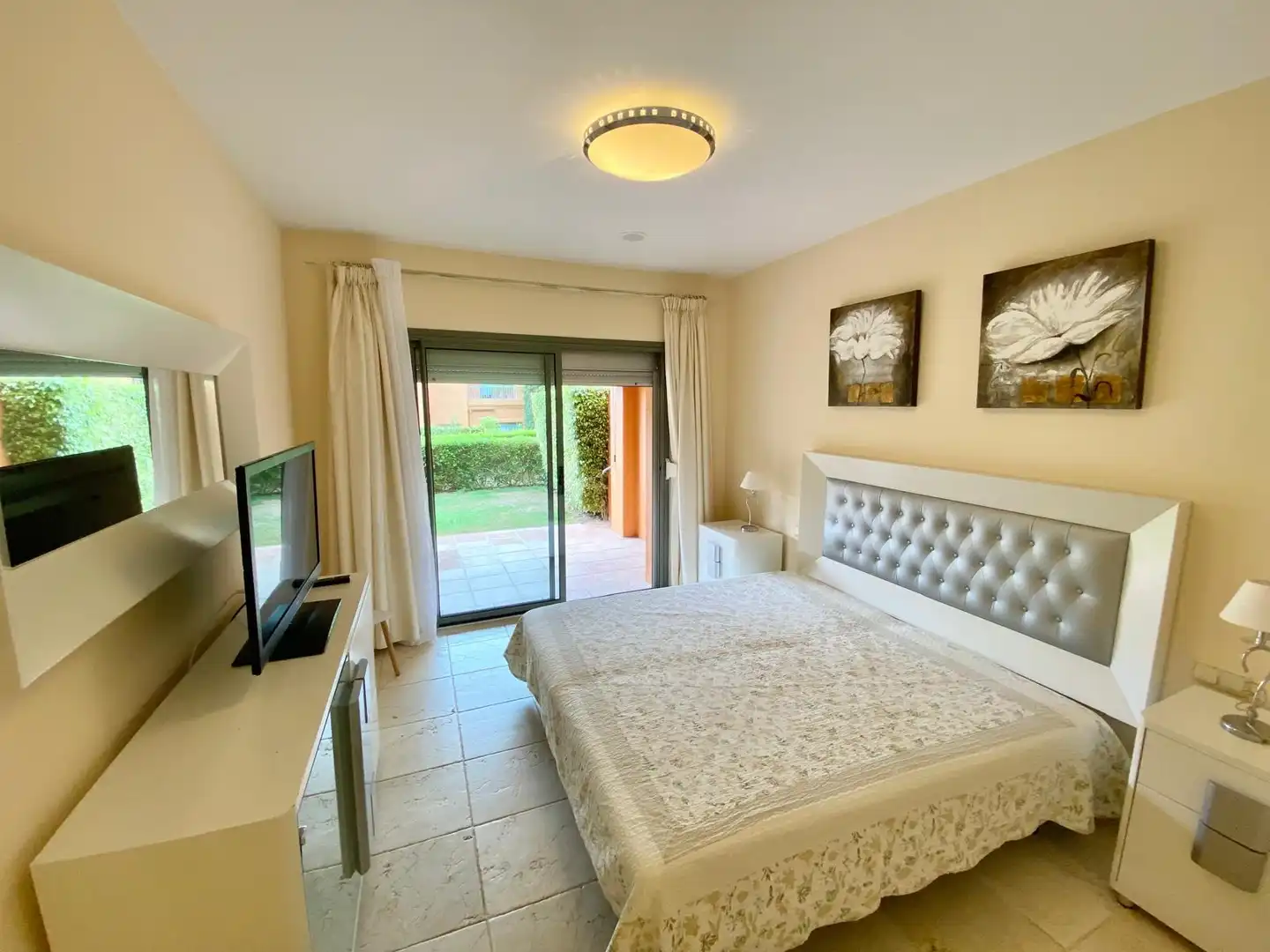 Habitación de Apartamento de alquiler en Estepona con Aire acondicionado, Calefacción y Jardín privado