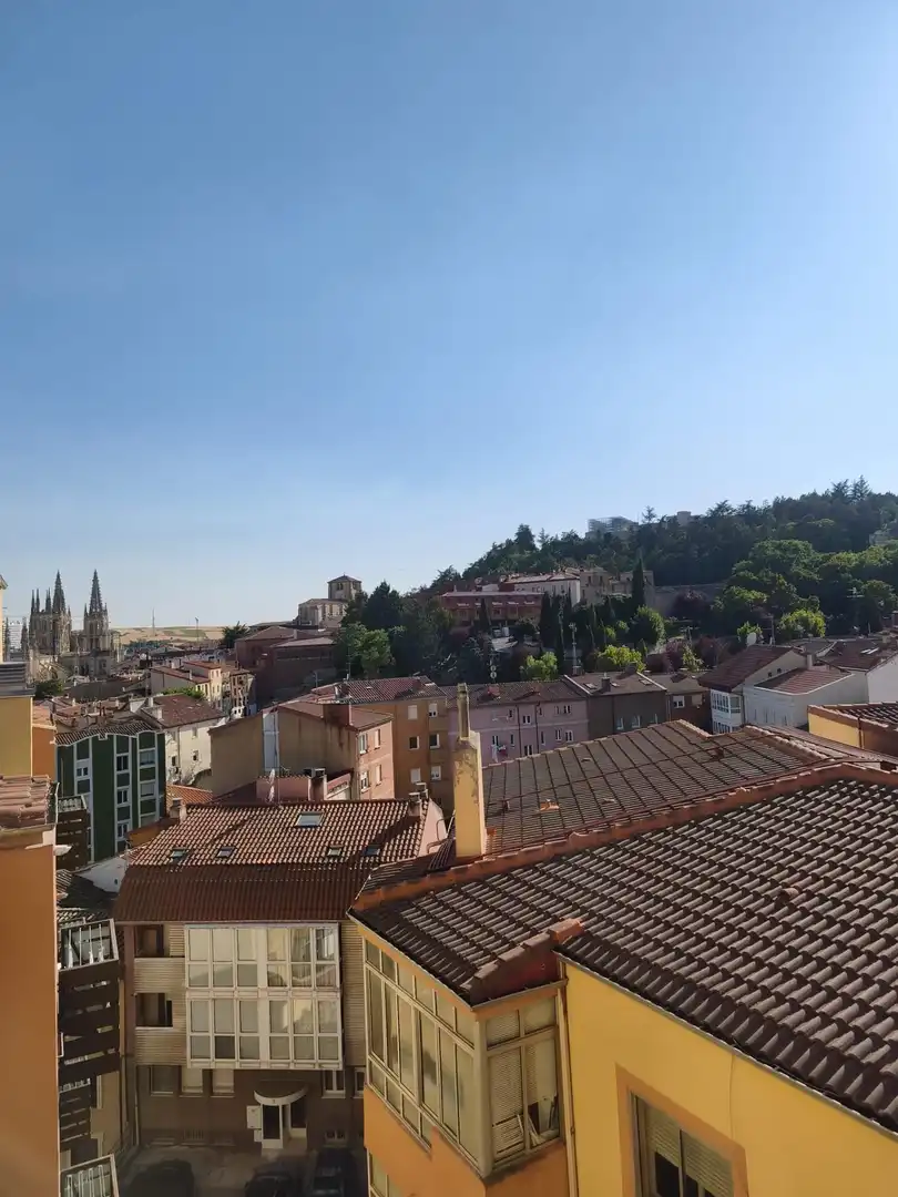 Vista exterior de Àtic en venda en Burgos amb Calefacció i Moblat