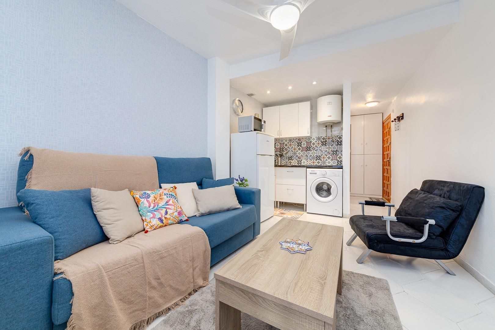 Sala d'estar de Estudi en venda en Torrevieja amb Aire condicionat, Terrassa i Balcó