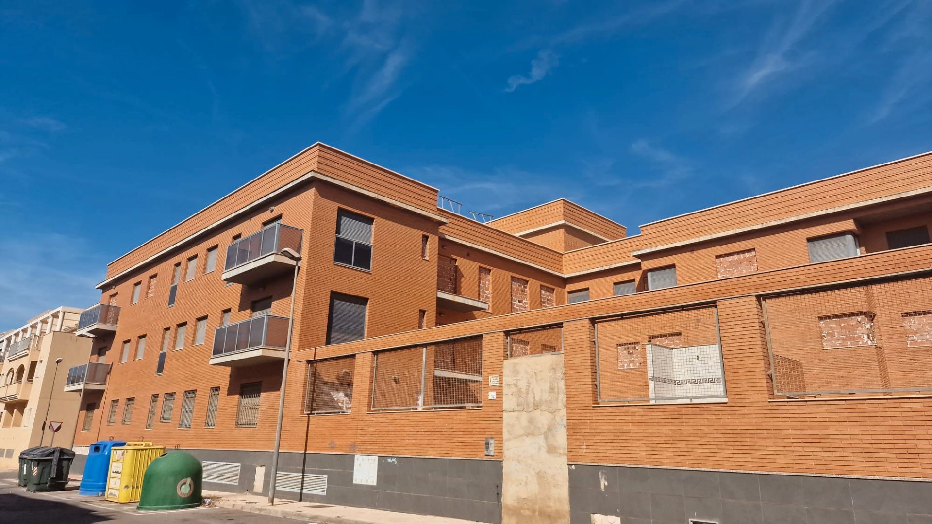 Vista exterior de Pis en venda en Vícar amb Calefacció, Terrassa i Piscina comunitària