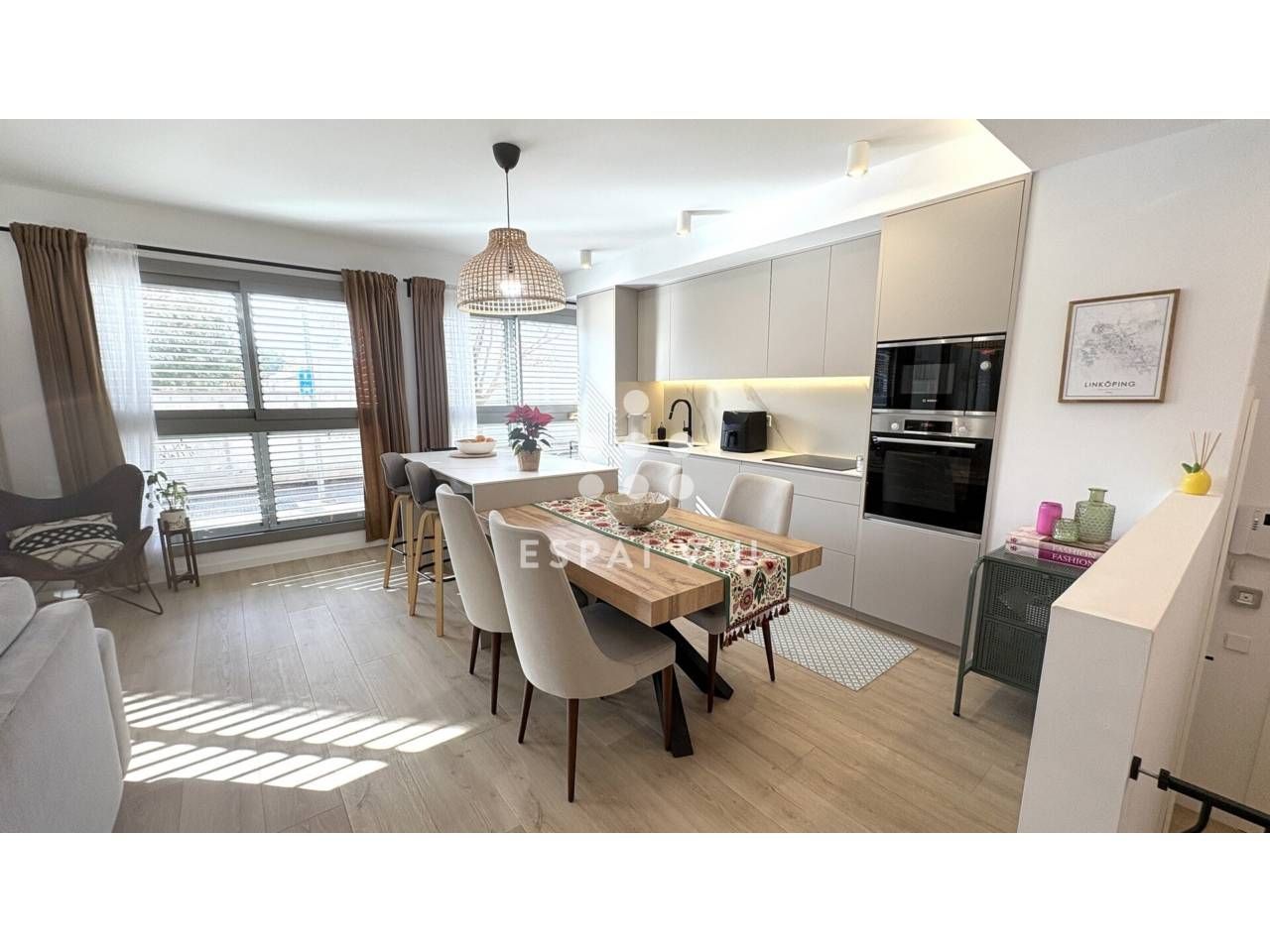 Menjador de Pis en venda en Sant Cugat del Vallès amb Aire condicionat, Calefacció i Parquet