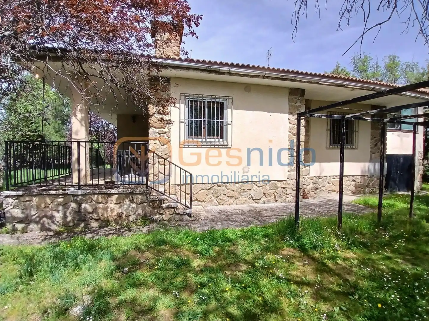 Vista exterior de Casa o chalet en venta en Sotosalbos con Calefacción, Parquet y Terraza