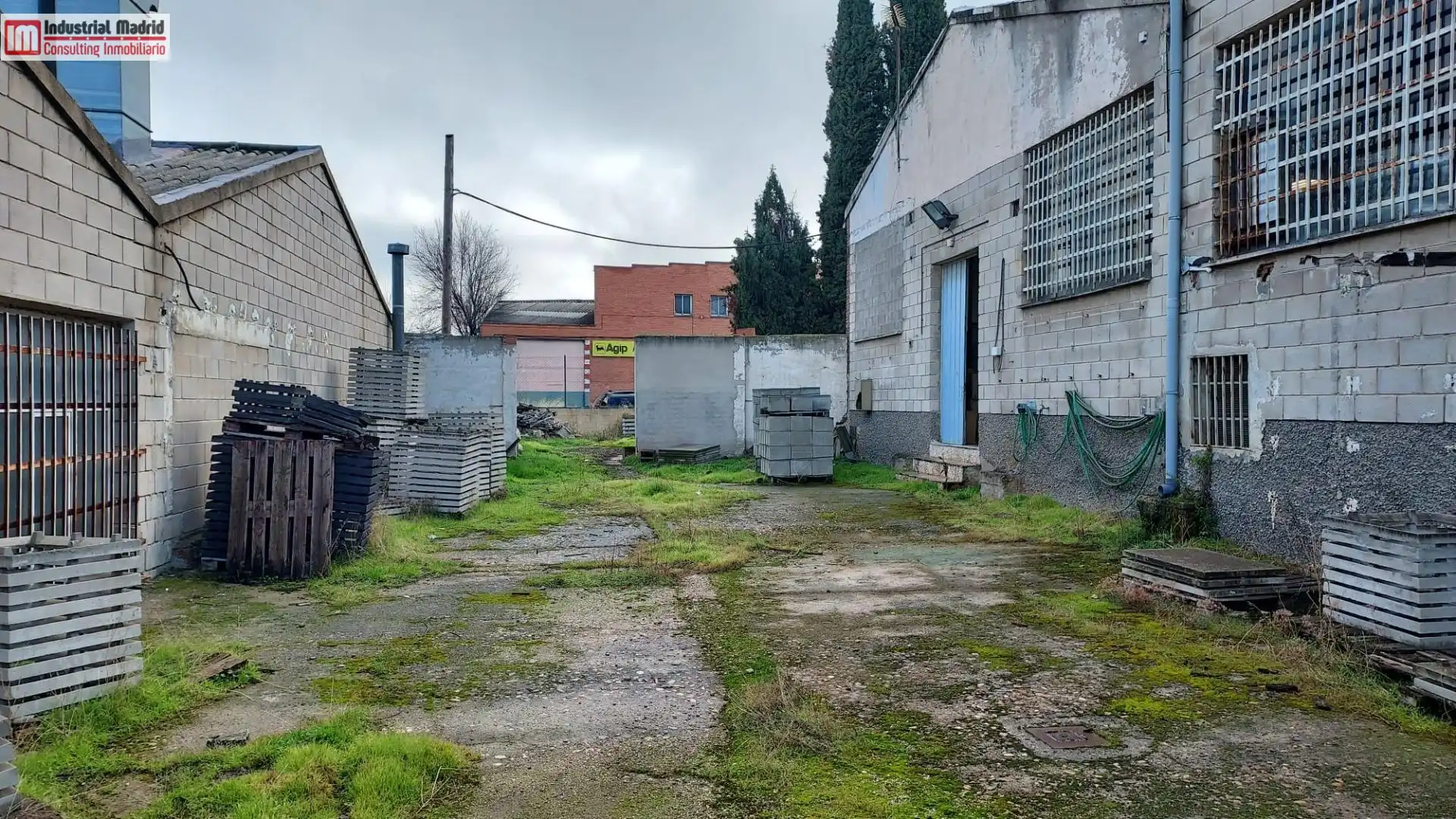 Außenansicht von Fabrikhallen zum Verkauf in Arganda del Rey