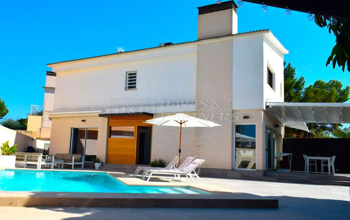 Chalet con piscina en venta en Escandinavia - Cautivador