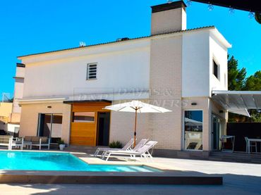 Chalet con piscina en venta en Escandinavia - Cautivador