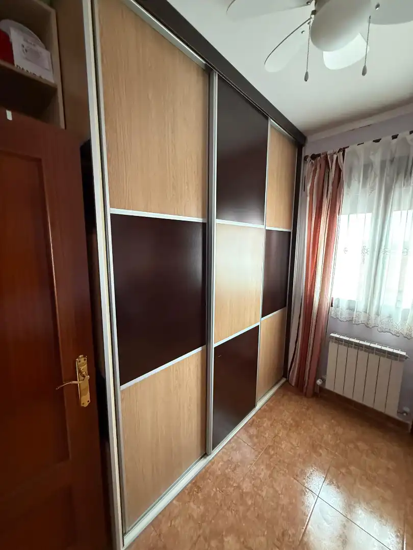 Habitación de Casa adosada en venta en Fernán Caballero con Aire acondicionado, Calefacción y Jardín privado