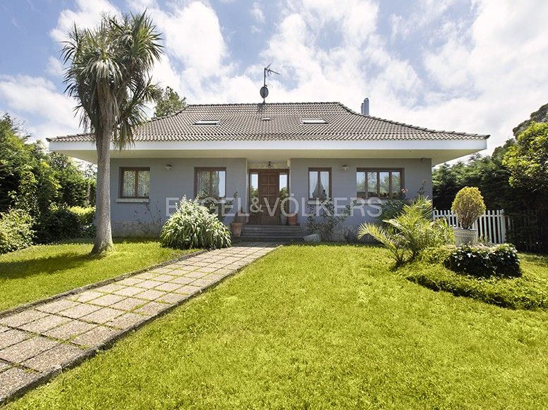 Exterior view of House or chalet for sale in Gijón   with Air Conditioner, Heating and Private garden