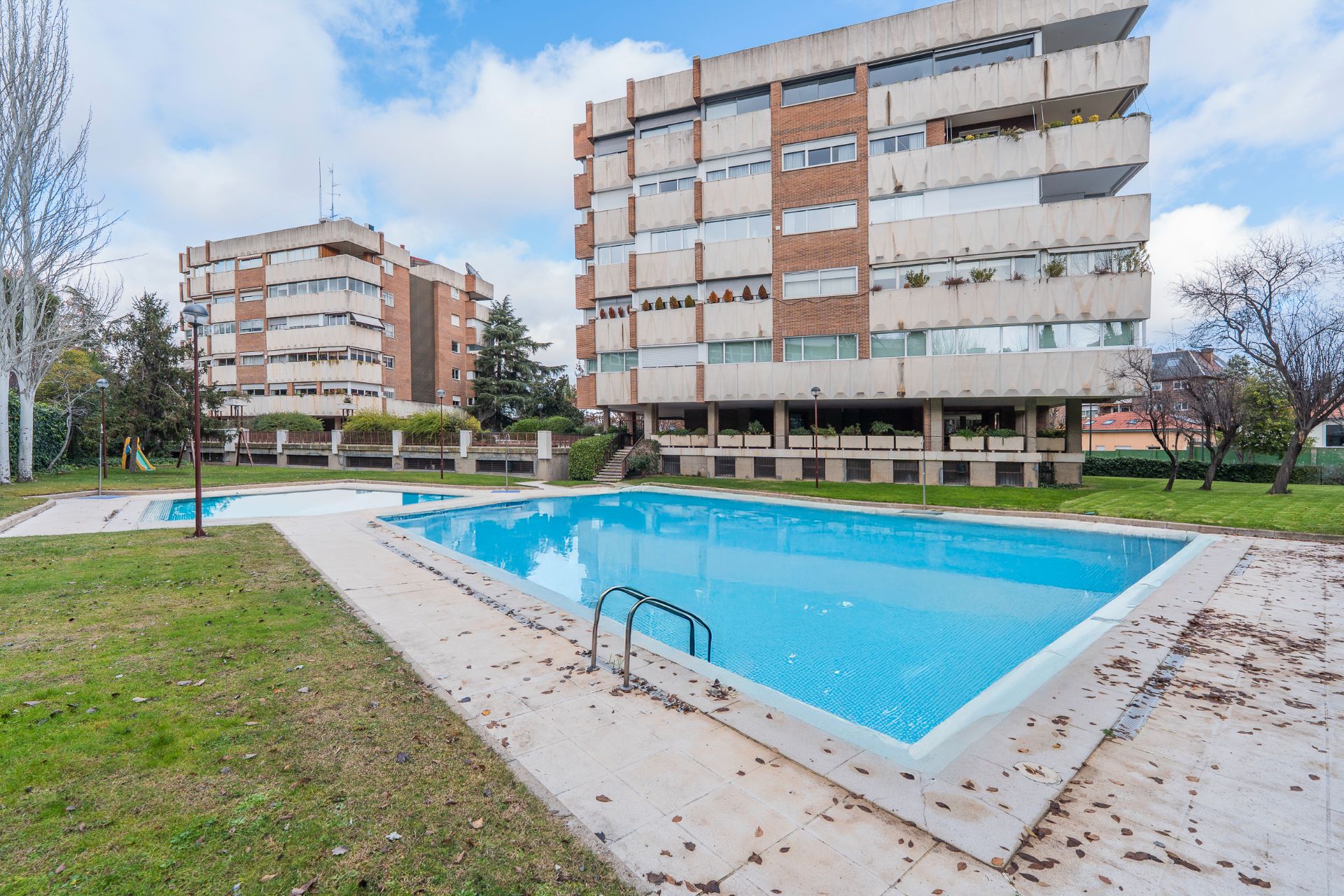 Swimming pool of Flat for sale in  Madrid Capital  with Air Conditioner, Heating and Terrace