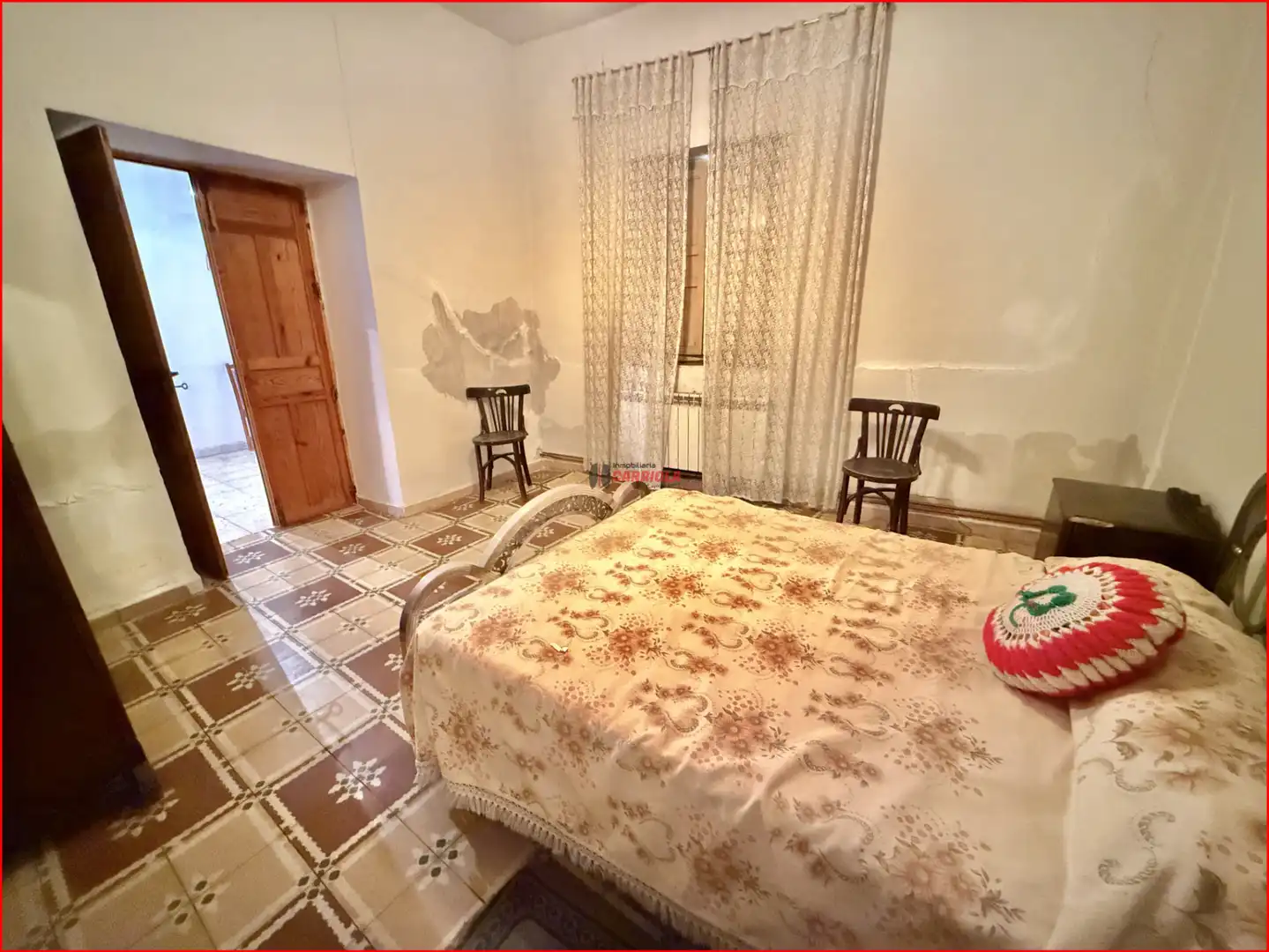 Schlafzimmer von Einfamilien-Reihenhaus zum Verkauf in Gerindote mit Möbliert