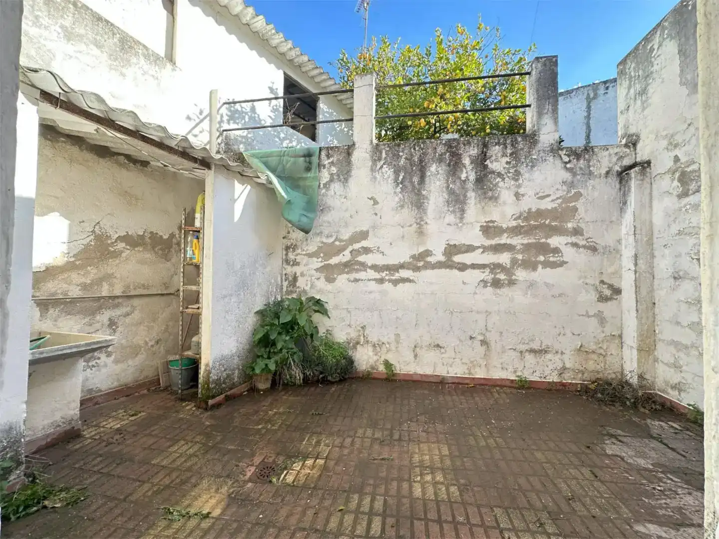 Vista exterior de Casa adosada en venda en Mengíbar amb Balcó