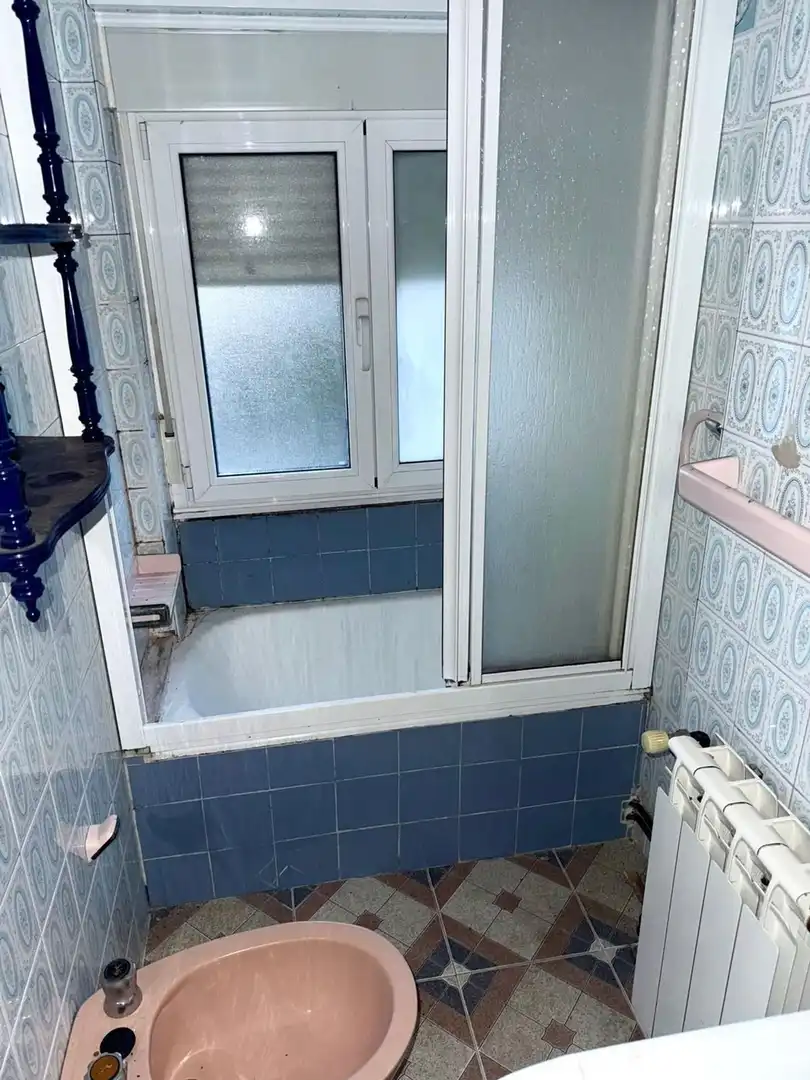 Bathroom of Flat for sale in Oviedo   with Heating and Swimming Pool
